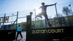 Seorang anak memasuki Zlatan Court di Rosengard, Malmoe, Swedia Selatan (3/5/2016). Zlatan Court adalah lapangan sepak bola yang didedikasikan untuk pemain sepak bola Zlatan Ibrahimovic. (AFP Photo/Jonathan Nackstrand)