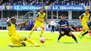 Pemain Chievo, Paul-Jose M'Poku (kiri) berusaha melewati pemain Inter, Gary Medel, dalam lanjutan Serie A Italia di Stadion Marc Antonio Bentegodi, Verona, Minggu (20/9/2015). (EPA/Filippo Venezia)