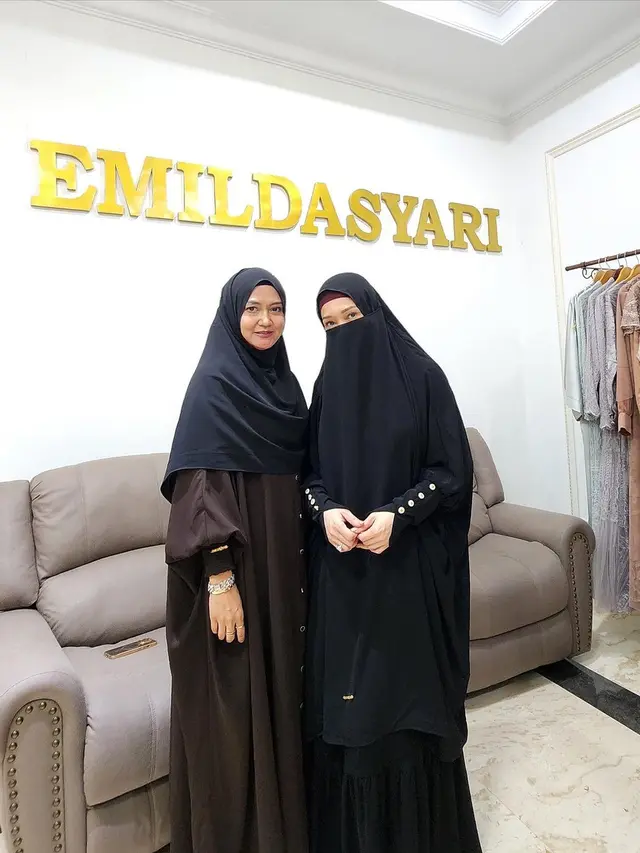 Maia Estianty kenakan hijab (Instagram/maiaestiantyreal)