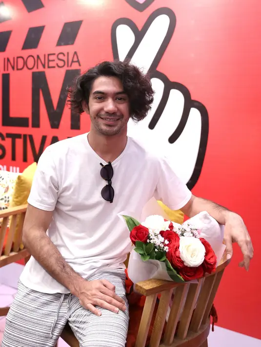 Selama ini, Reza tidak mempermasalahkan perbedaan agama. Bagi peraih penghargaan Pemeran Utama Pria Terbaik Festival Film Indonesia 2013 ini, agama bukanlah hal yang harus diperdebatkan. (Daniel Kampua/Bintang.com)