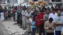 Warga Palestina melaksanakan salat menandai dimulainya Idul Adha, Hari Raya Kurban, di jalan yang rusak parah di Khan Yunis, Jalur Gaza Selatan, pada Rabu 27 Mei 2026. (BASHAR TALEB/AFP)