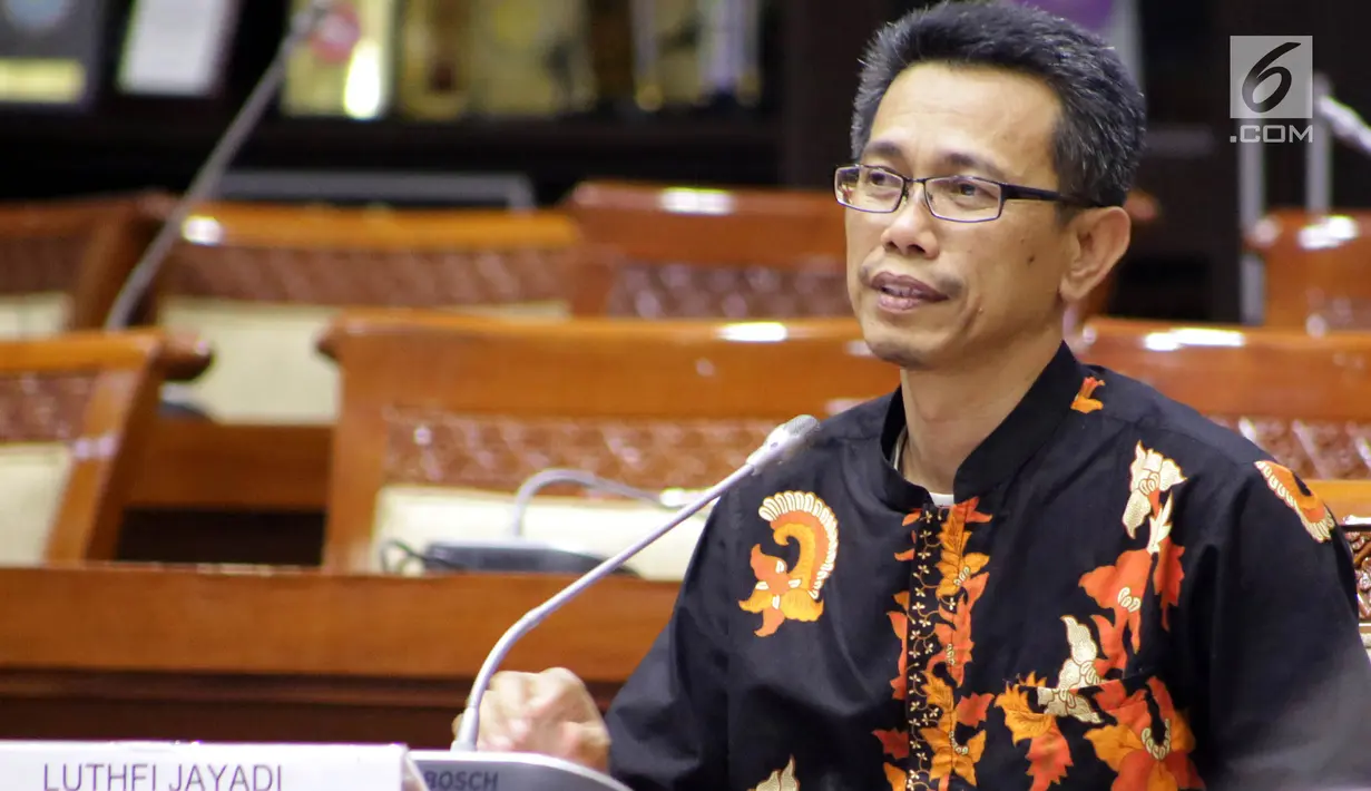Calon pimpinan KPK Luthfi Jayadi Kurniawan menjalani uji kepatutan dan kelayakan di ruang rapat Komisi III DPR RI, Senayan, Jakarta, Kamis (12/9/2019). Para capim KPK mempresentasikan makalah dengan tema yang ditentukan saat uji kelayakan dan kepatutan. (Liputan6.com/Johan Tallo)