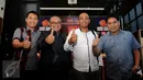 Perwakilan tim yang akan berlaga di semifinal Piala Jenderal Sudirman mengangkat tangan usai memberikan keterangan di Jakarta, Senin (4/1/2016). Babak semifinal Piala Jenderal Sudirman akan menggunakan sistem home away. (Liputan6.com/Helmi Fithriansyah)