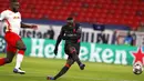 Pemain Liverpool Sadio Mane mencetak gol ke gawang RB Leipzig pada leg pertama babak 16 besar Liga Champions di Stadion Ferenc Puskas, Budapest, Hungaria, Selasa (16/2/2021). Liverpool menang 2-0. (AP Photo/Laszlo Balogh)