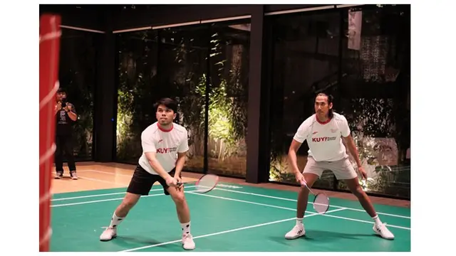5 Potret Gading Marten Latihan Bulutangkis, Siap Tanding di Media Clash 3.0