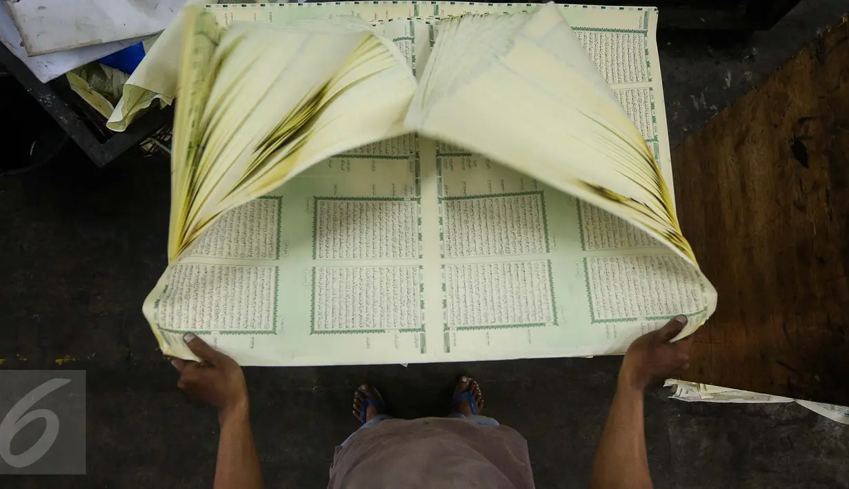Pekerja menyiapkan lembaran Alquran usai dicetak di Jakarta, Rabu (11/1). Kementerian Agama meminta agar penerbit dan percetakan Alquran lebih berhati-hati dalam mengontrol penanganan limbah Alquran. (Liputan6.com/Faizal Fanani) 