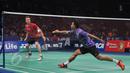 Pertarungan sengit antara ganda putra Indonesia Tommy Sugiarto melawan Marc Zwiebler asak Jerman di putaran kedua BCA Indonesia Open Superseries Premier 2015 di Jakarta, Rabu (4/6/2015). Tommy kalah 16-21, 22-20, 21-19. (Liputan6.com/Herman Zakharia)