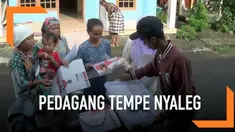 Dalam keterbatasan biaya, seorang pedagang tempe keliling coba untuk menjadi calon legislatif. Ia melakukan kampanye sambil berjualan.