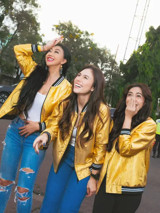 Kali ini, Wulan Guritno dan Asri Welas kompak kenakan blue jeans. Meski Asri Welas tampil trendy dengan ripped jeans [@wulanguritno]