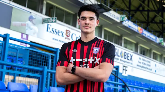 Elkan Baggott berbaju Ipswich Town.