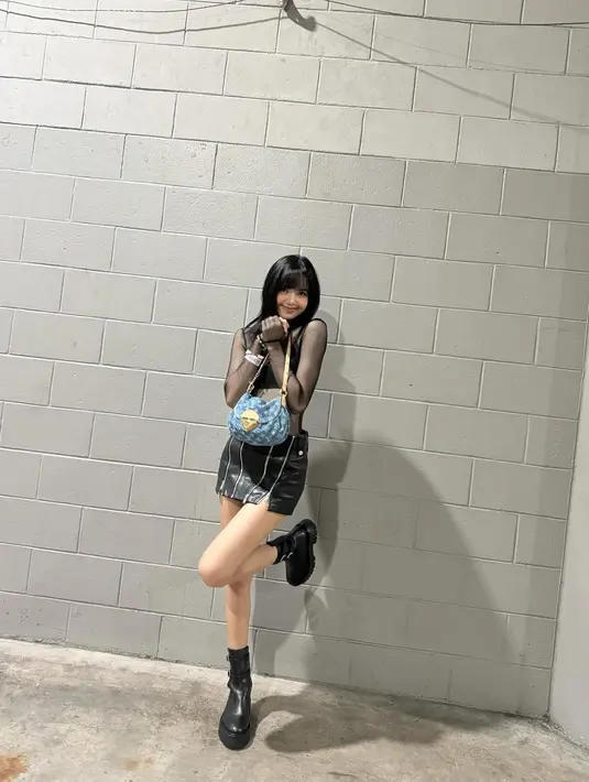 Atasan edgy itu dipadukan dengan Micro Biker Skirt dari Dion Lee seharga Rp15jutaan dan boots hitam [@lalalalisa_m]