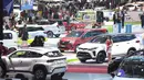 Pengunjung menyaksikan deretan mobil terbaru saat Exclusive Media Day GAIKINDO Indonesia International Auto Show (GIIAS) 2026 di Indonesia Convention Exhibition (ICE) BSD City, Tangerang, Rabu, 29 Juli 2026. (KLY/ Budy Santoso)