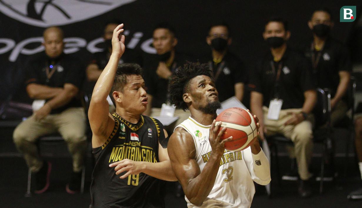 Pebasket West Bandits Solo, Dmonta Quoshawn Harris (kanan), berusaha melewati pebasket NSH Mountain Gold Timika, Randika Aprilian, pada laga IBL 2022 di Hall Basket GBK, Jakarta, Rabu (19/01/2022). NSH  menang dengan skor 69-67. (Bola.com/M Iqbal Ichsan)