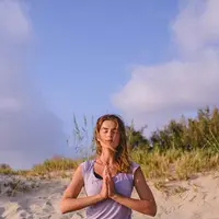 SImak 5 kesalahan yoga yang sering dilakukan pemula. Hindari ya, girls! (Sumber Foto: PureWow)