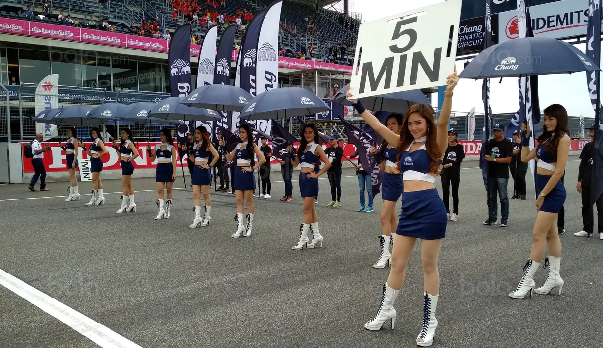 Para Umbrella Girl saat Asia Road Racing Championship (ARRC) 2017 di Sirkuit Buriram, Thailand, Sabtu (2/12/2017). Kehadiran para umbrella girl menjadi daya tarik tersendiri di lintasan balap. (Bola.com/Muhammad Wirawan)