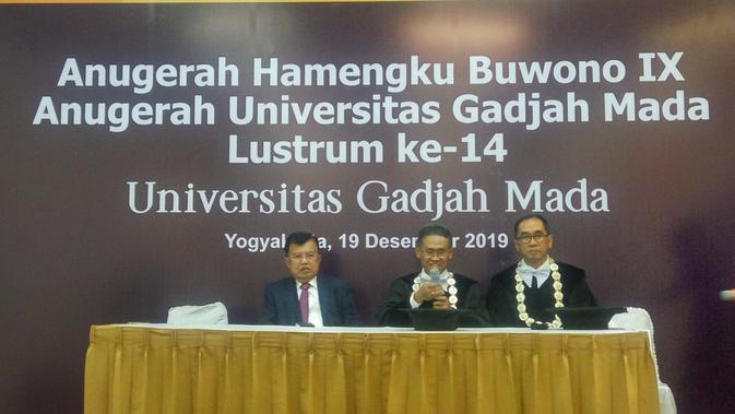 Lustrum ke-14 UGM, Jusuf Kalla mendapat HB IX Award dari UGM. (Liputan6.com/ Switzy Sabandar)