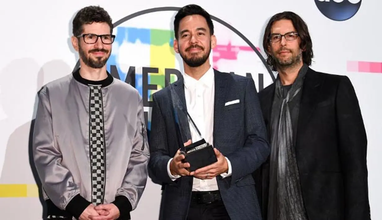 Selain itu, rekan dari mendiang Chester Bennington meminta semua yang hadir saat itu memberikan apresiasinya untuk front man Linkin Park yang telah tiada dan membuatnya bahagia. (AFP/Valerie Macon)