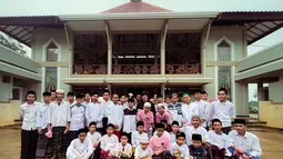 Ia menuturkan jika aula, masjid, tempat belajar, toilet hingga kelas telah selesai pengerjaan. Bahkan, ia berharap dengan adanya fasilitas yang memadai bisa membuat para santri semangat belajar. (Liputan6.com/IG/@attahalilintar)
