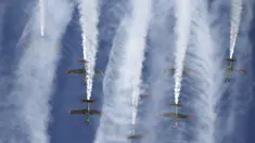 Orlik Aerobatic Team dari Angkatan Udara Polandia menunjukan kemampuannya saat berlangsungnya acara Malta Internasional Airshow 2015 di Bandara Internasional Malta, Valletta, Minggu (27/9). (REUTERS/Darrin Zammit Lupi)