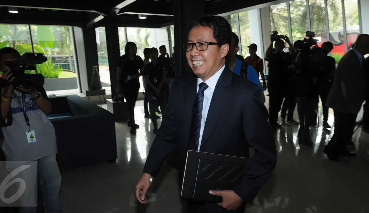 CEO PT Liga Indonesia, Joko Driyono saat akan menghadiri pertemuan tertutup dengan delegasi FIFA dan AFC di kantor PSSI, Jakarta, Selasa (3/11/2015). Joko berharap ada sinergi antara FIFA, AFC, PSSI dan Pemerintah. (Liputan6.com/Helmi Fithriansyah)