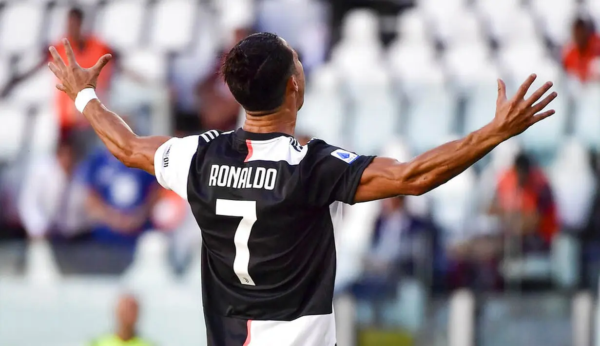 Striker Juventus, Cristiano Ronaldo, melakukan selebrasi usai mencetak gol ke gawang Torino pada laga Serie A di Stadion Allianz, Turin, Sabtu (4/6/2020). Juventus menang 4-1 atas Torino. (AP/Marco Alpozzi)