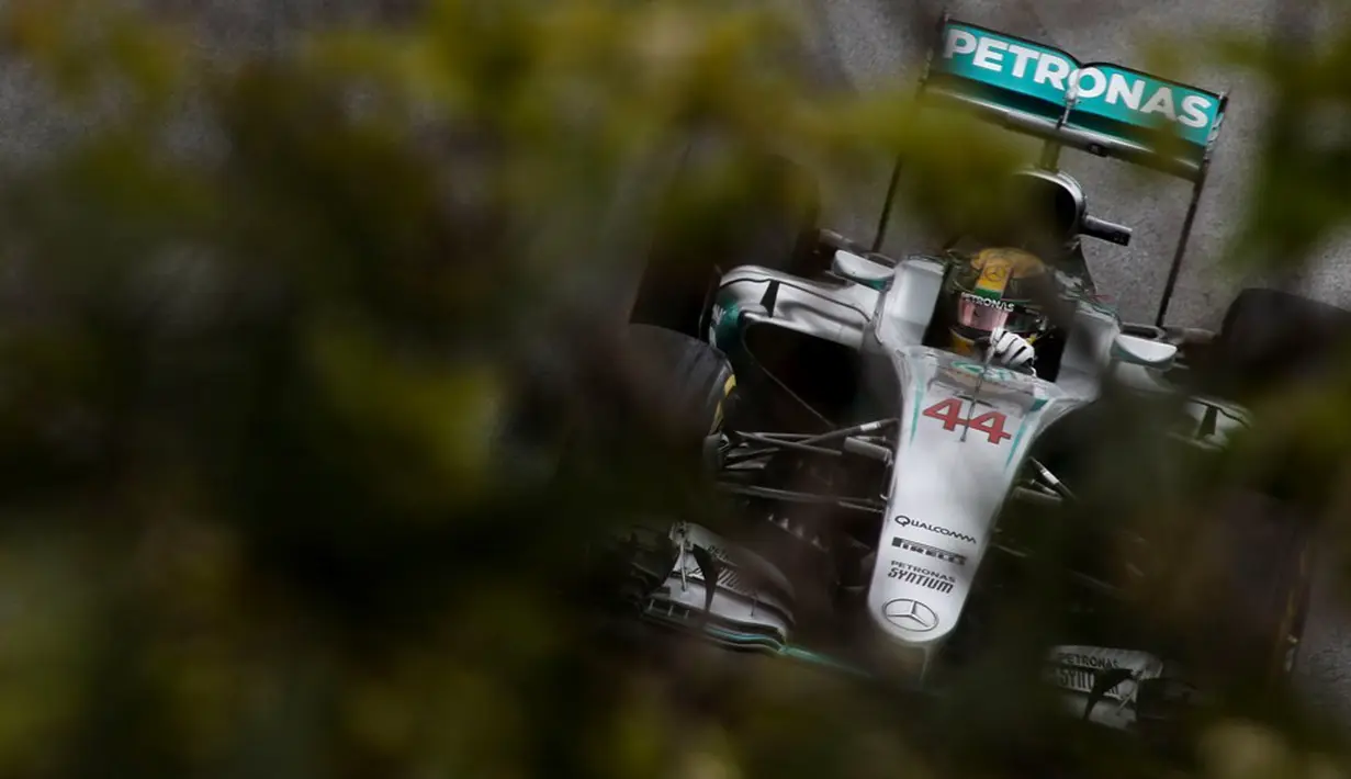Bila ingin mempertahankan gelar juara dunia F1, Lewis Hamilton harus menjadi juara di Abu Dhabi dan berharap Nico Rosberg finis diluar posisi tiga besar. (AFP/Miguel Schincariol)