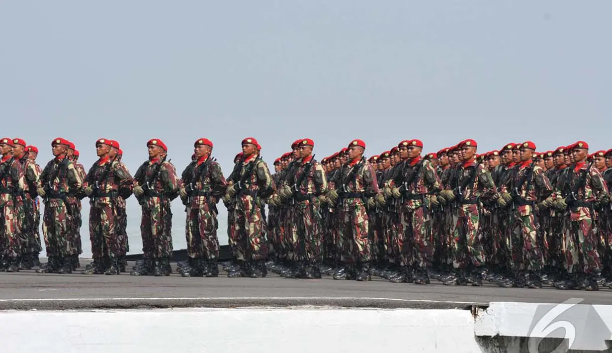 Sebanyak 18.580 prajurit TNI dari tiga angkatan dan 526 Alutsista ditampilkan dalam puncak HUT TNI ke 69, Surabaya, Selasa (07/10/2014) (Liputan6.com/Johan Tallo) 