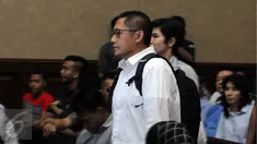Mantan Ketum Partai Demokrat Anas Urbaningrum saat tiba di Pengadilan Tipikor, Jakarta, Rabu (23/3). Anas menjadi saksi dalam perkara tindak pidana pencucian uang (TPPU) dengan terdakwa politikus partai Demokrat, M Nazaruddin. (Liputan6.com/Helmi Afandi)