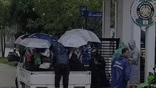 Wisudawan USU naik Pikap