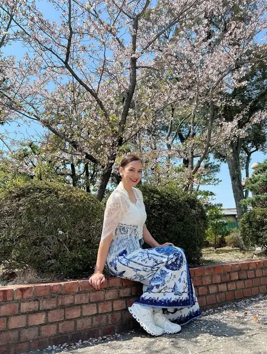 Kehadiran kebaya di antara nuansa Jepang menciptakan harmoni budaya yang indah, memperlihatkan bahwa warisan nusantara bisa tampil selaras dalam lanskap dunia. [@irawbw].