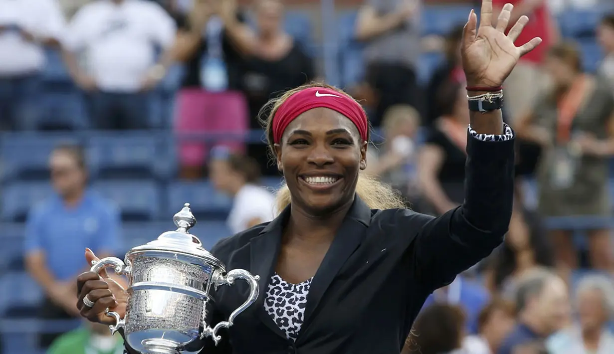 Petenis Amerika Serikat, Serena Williams, melambaikan tangan usai berlaga kontra Caroline Wozniacki, di final US Open 2014 yang berlangsung di Arthur Ashe, (7/9/2014). (REUTERS/Mike Segar)