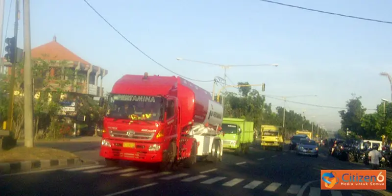 Kendaraan Melintas Akibat Traffic Light Rusak 