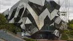 Sebuah gambar menunjukkan Gedung Crystal di taman hiburan Futuroscope, Chasseneuil-du-Poitou, Prancis, 19 Agustus 2022. Futuroscope adalah taman hiburan yang berdasarkan multimedia, futuroskop sinematografi, dan teknik audio visual. (GUILLAUME SOUVANT/AFP)