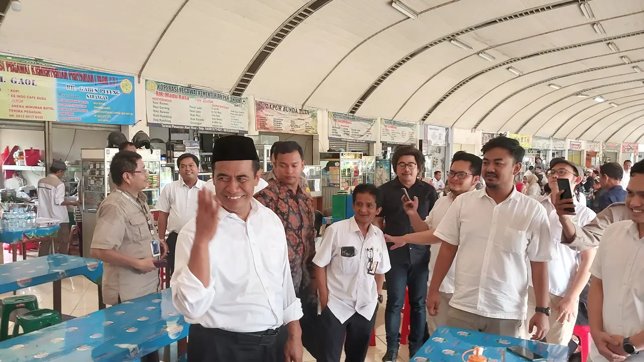 Usai dilantik oleh Presiden Joko Widodo (Jokowi) menjadi Menteri Pertanian pada Rabu pagi ini, Amran Sulaiman langsung meluncur ke Kantor Kementerian Pertanian (Kementan). Dia langsung disambut Wakil Menteri Pertanian Harvick Hasnul Qolbi.