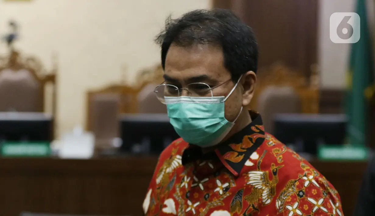 Mantan Wakil Ketua DPR Azis Syamsuddin saat jeda sidang lanjutan dugaan suap penanganan perkara korupsi di Lampung Tengah, Pengadilan Tipikor Jakarta, Senin (13/12/2021). Sidang bergaendakan pemeriksaan keterangan saksi-saksi. (Liputan6.com/Helmi Fithriansyah)