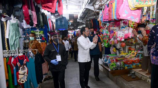 Presiden Joko Widodo atau Jokowi mengunjungi Pasar Tradisional Kecamatan Rogojampi Kabupaten Banyuwangi, Kamis (25/6/2020).