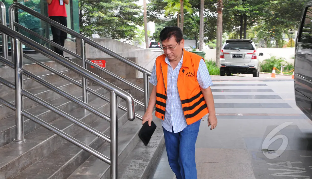 Tahanan korupsi berjalan memasuki Gedung Komisi Pemberantasan Korupsi (KPK) untuk mengikuti kebaktian, Jakarta, Jumat (3/4/2015).  (Liputan6.com/Herman Zakharia)
