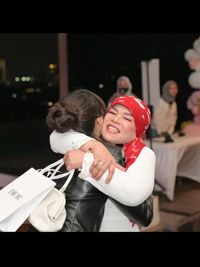 Gaya Hijab Mama Fuji yang Simpel Elegan (Foto: Instagram @fuji_an dan @dewizuhriati)