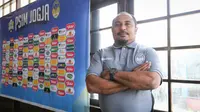 Pelatih kepala PSIM Yogyakarta, Imran Nahumarury berpose saat konferensi pers prematch laga uji coba PSIM Yogyakarta melawan Nusantara United FC di Wisma PSIM Yogyakarta, Sabtu (13/08/2022). (Bola.com/Bagaskara Lazuardi)