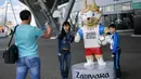 Sejumlah warga foto bersama maskot Piala Dunia 2018, Zabivaka, saat tiba di Bandara Samara, Samara Oblast, Senin (11/6/2018). Jelang Piala Dunia, para suporter mulai berdatangan ke Rusia. (AFP/Fabrice Coffrini)
