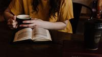 Ilustrasi membaca, buku. (Photo by Priscilla Du Preez on Unsplash)