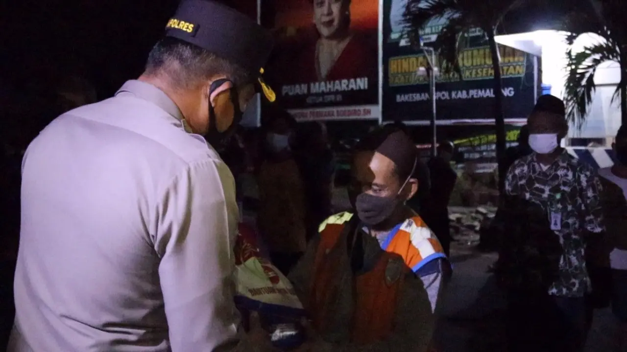 Polres Pemalang membagikan bantuan beras dan paket sembako untuk pedagang dan tukang becak di Alun-alun Pemalang. (Foto: Liputan6.com/Humas Polres Pemalang)