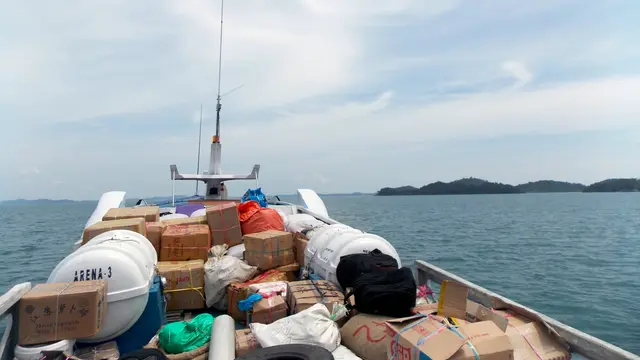 Perjalanan menggunakan kapal boat menuju Gunung Daik