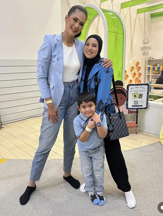 Tya Ariestya tampil dengan blazer biru bermotif hitam serasi dengan kerudung, inner, dan celananya. [@tya_ariestya]