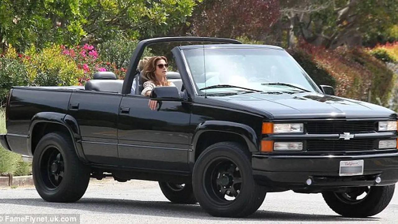 [OTO-News] Aksi Cindy Crawford Menyupir Pikap Chevrolet