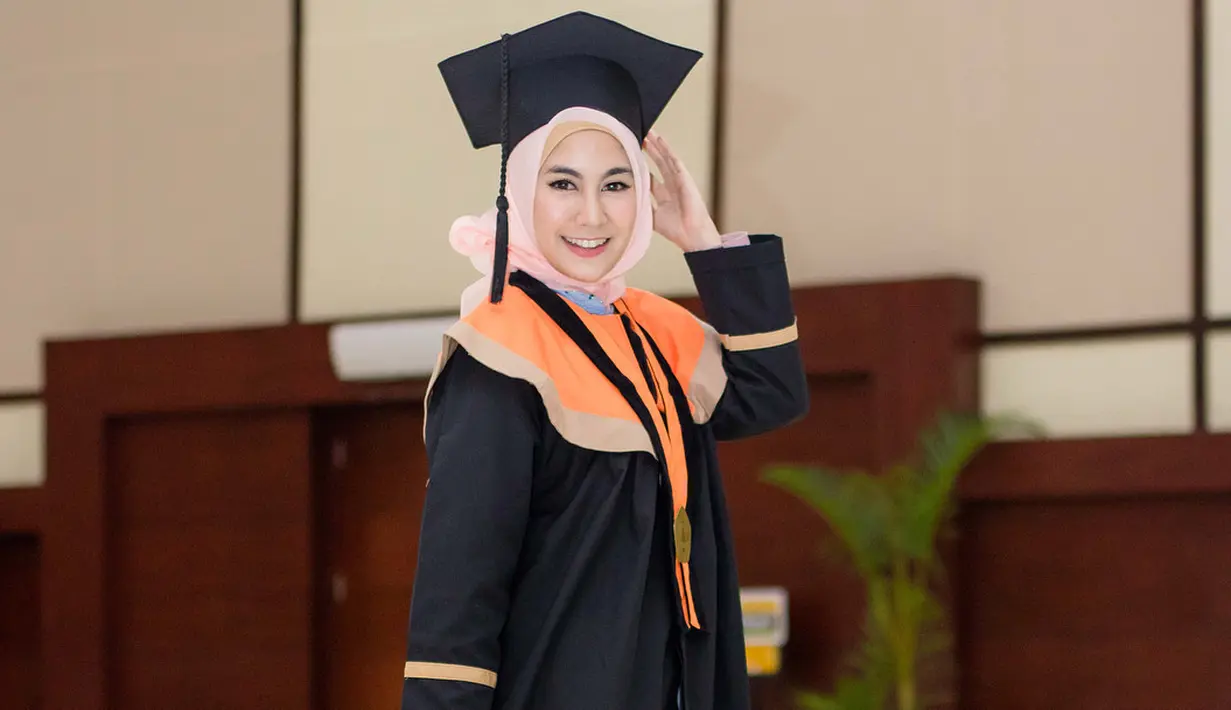 Anisa Rahma akhirnya menyelesaikan pendidikannya arsitektur di ITENAS, Bandung pada Oktober 2017. (Foto: instagram.com/anisarahma_12)