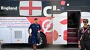 Gelandang Inggris, Jude Bellingham meninggalkan hotel tim di Doha (11/12/2022). Timnas Inggris langsung meninggalkan Qatar usai tersingkir di gelaran Piala Dunia 2022, Minggu (11/12/2022). Kekalahan 1-2 atas Prancis di babak perempat final menghentikan langkah Inggris  di Piala Dunia 2022.  (AFP/Paul Ellis)