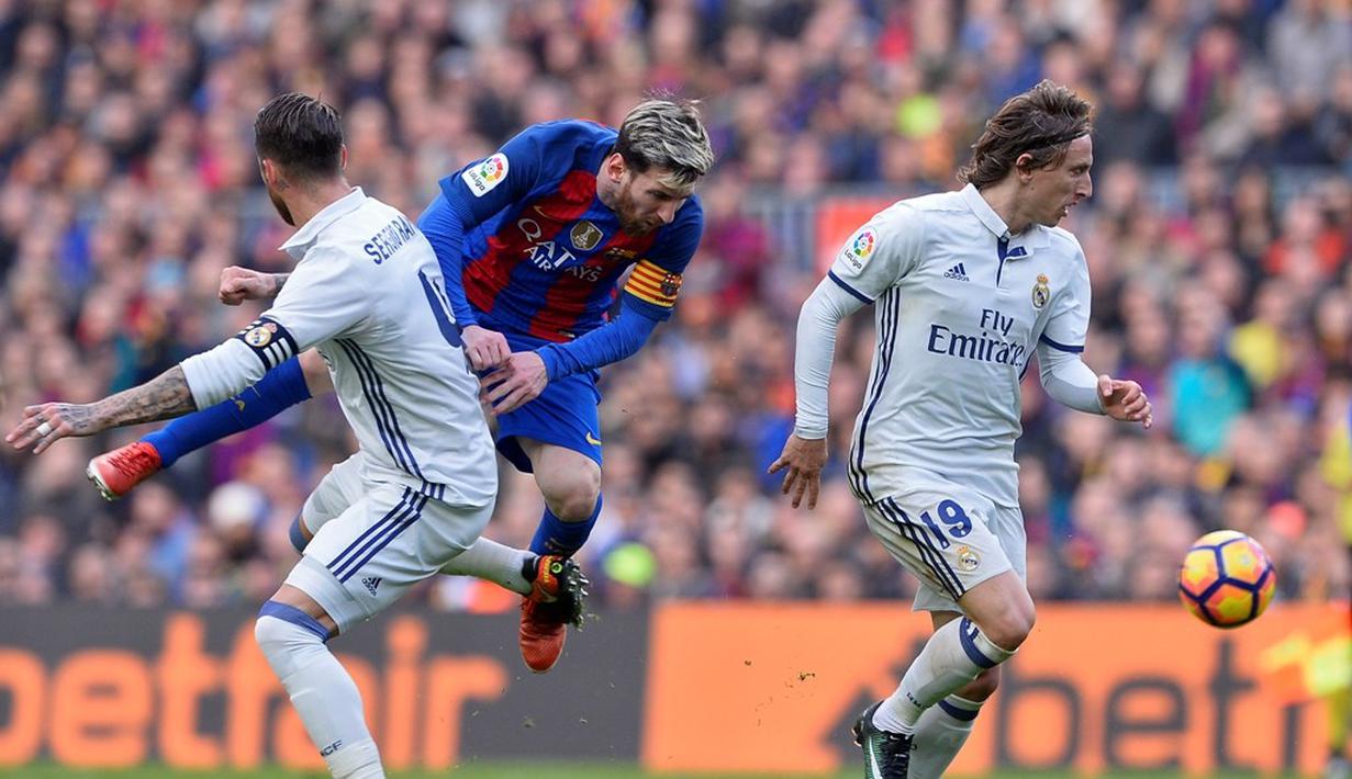 Pergerakan pemain Barcelona, Lionel Messi, tertahan oleh bek Real Madrid, Sergio Ramos, pada laga La Liga, di Stadion Camp Nou, Sabtu (3/12/2016). (AFP/Josep Lago)