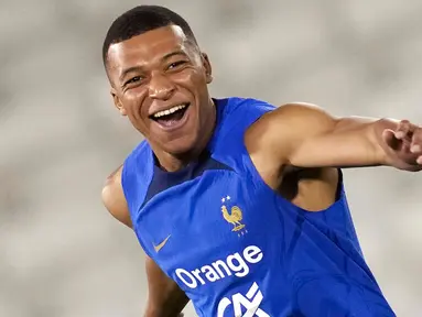 Pemain Prancis Kylian Mbappe bercanda dengan rekan setimnya saat sesi latihan di Stadion Jassim Bin Hamad, Doha, Qatar, 28 November 2022. Prancis akan melawan Tunisia di Piala Dunia pada 30 November 2022. (AP Photo/Christophe Ena)