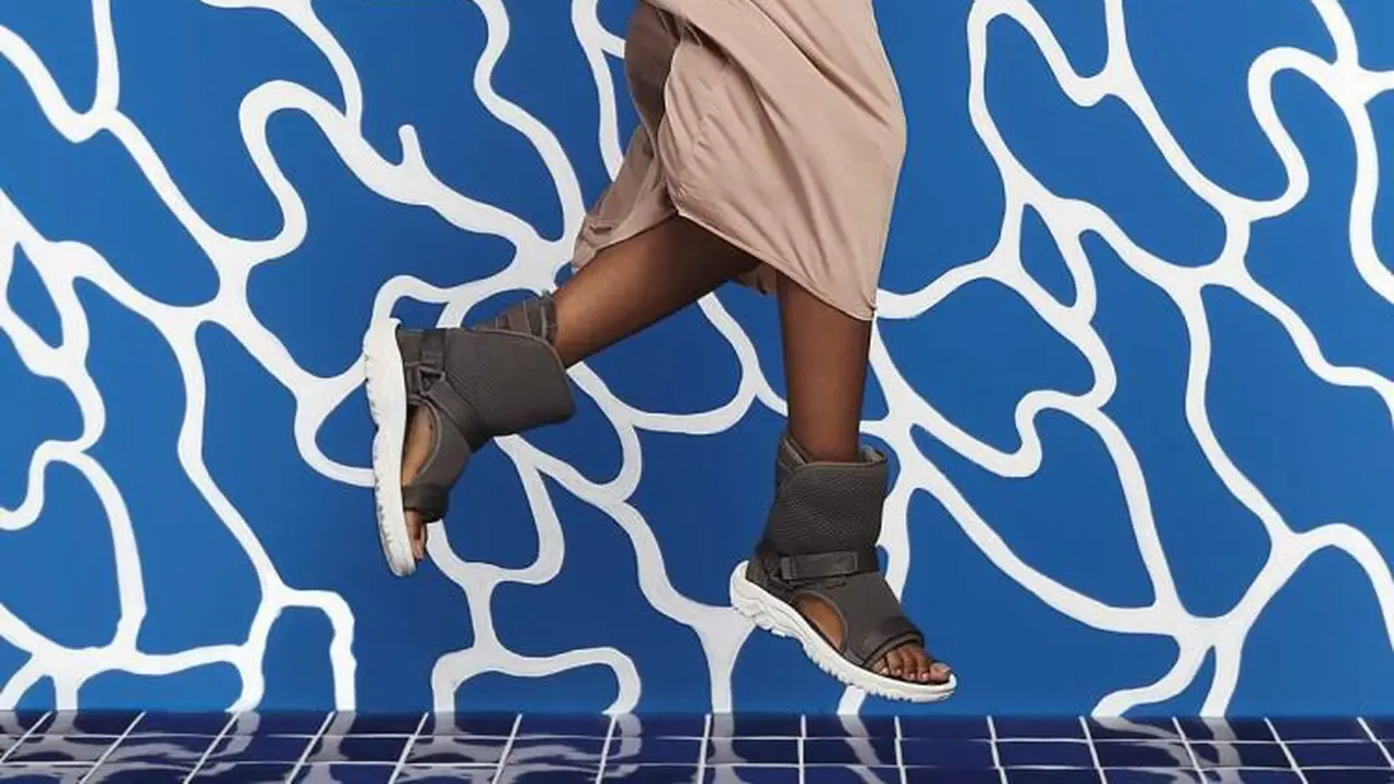 Sandal Boots Pertama di Dunia, Modis atau Aneh?